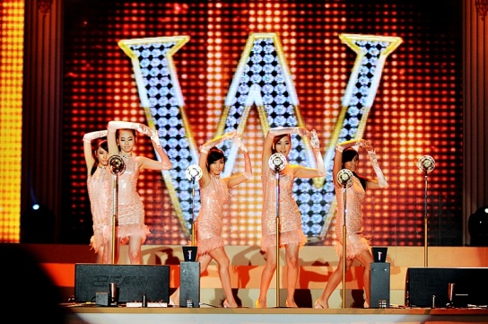 Wonder Girls membawakan "Nobody" di pembukaan BICHE 2008, Oktober 2008.